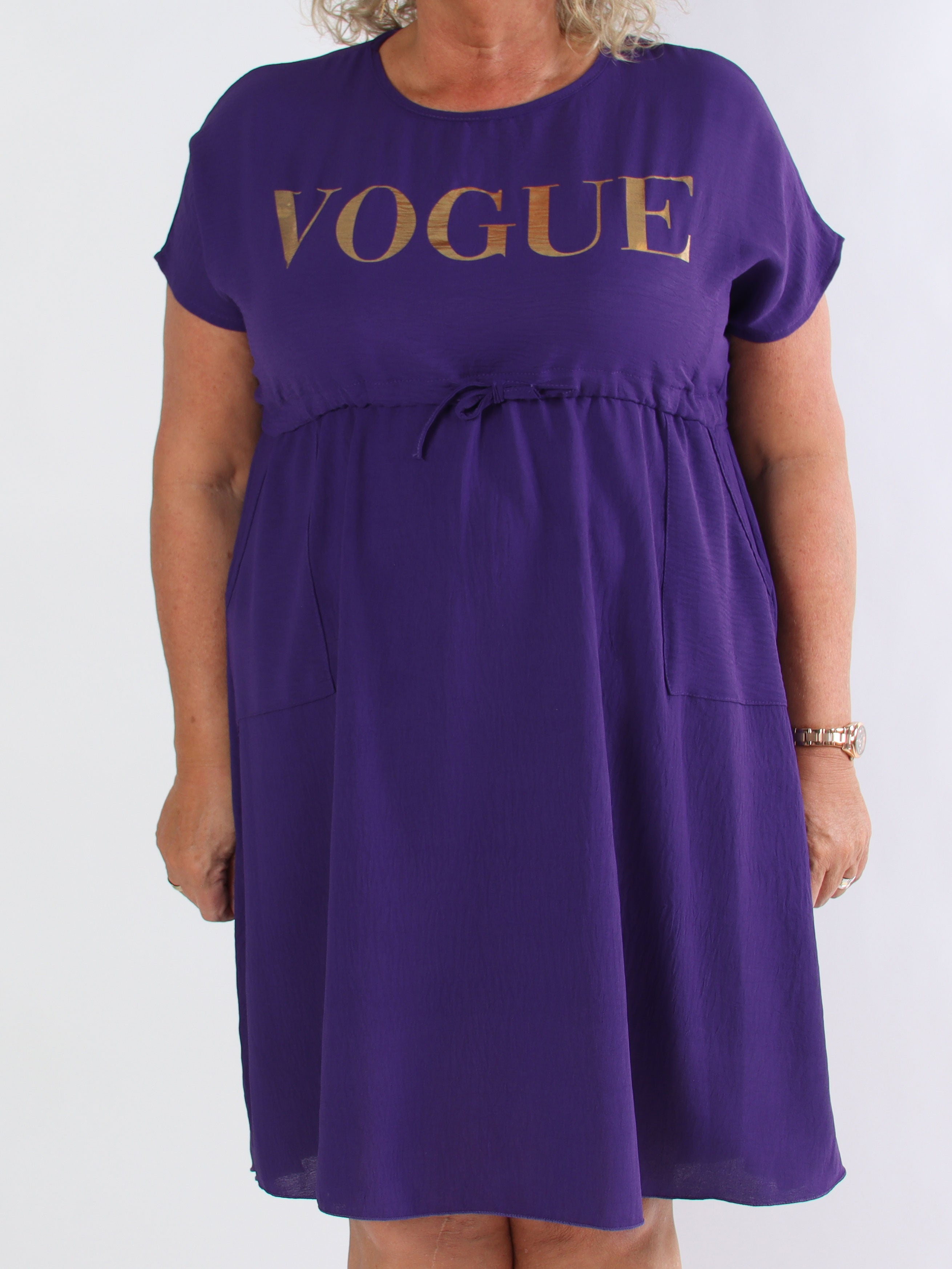 Ada - Söt klänning i plusstorlek med vogue över bröstet